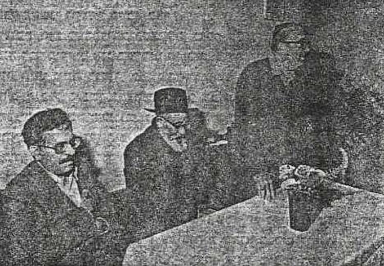 הרה"ג יוסף קאפח בחלוקת מלגות מטעם בית מורשת תימן בשנת תש"ם