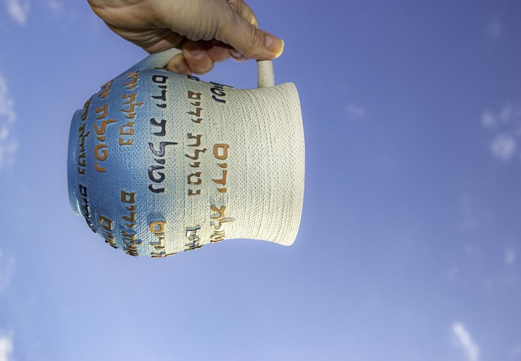 האם גם חכמי אשכנז מודים שמותר, מן הדין, לדבר בין נטילת ידיים לבין ברכת "המוציא"?